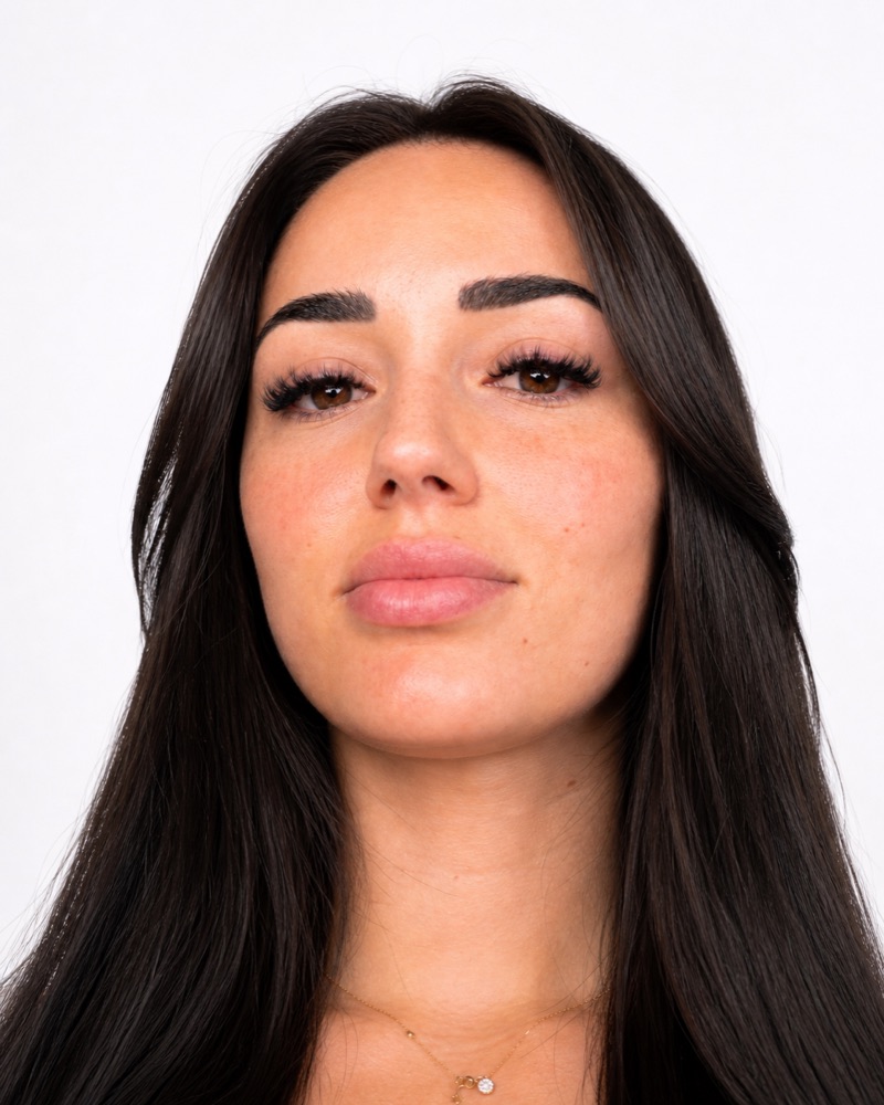 Face neutre, tête levée