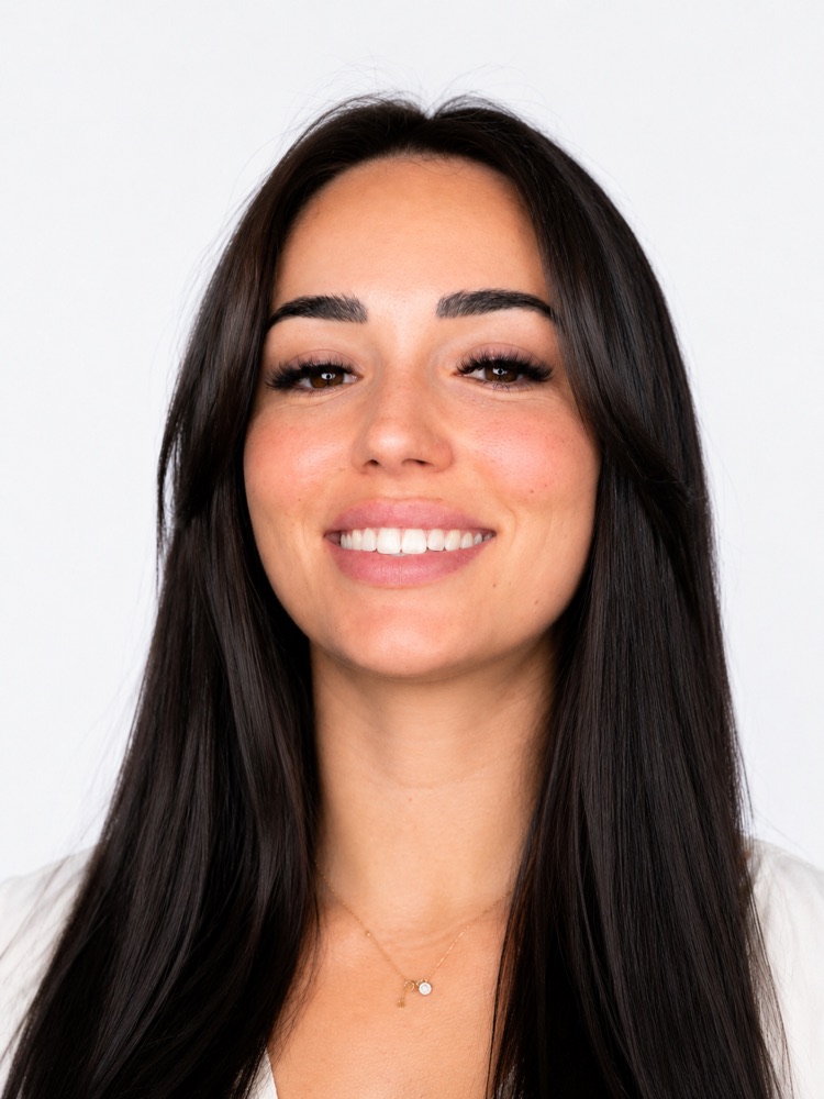 Face sourire, tête levée